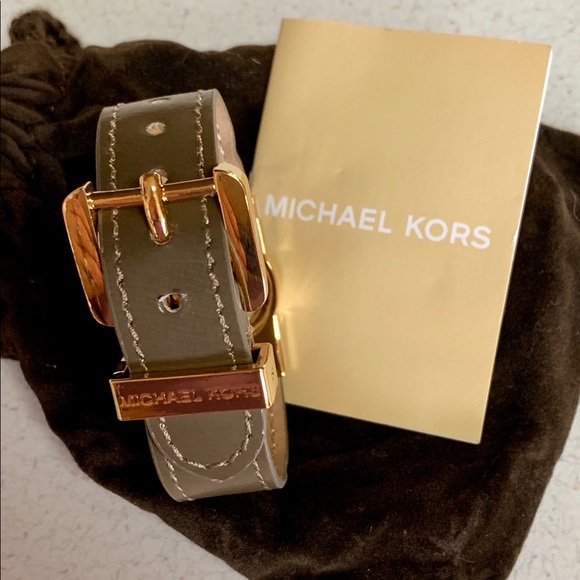 MICHAEL KORS GOLD PLATE LOGO W/ADJ. BRACELET *GUC - Picture 4 of 8